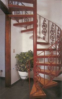 escada-caracol-de-madeira-14