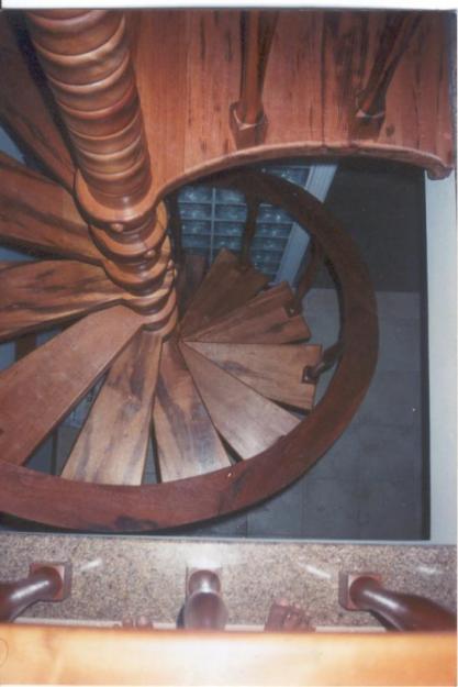 escada-caracol-de-madeira-3