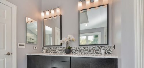 Banheiro com Dois Espelhos