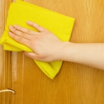 como-limpar-cada-tipo-de-porta (1)
