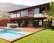 o-melhor-da-arquitetura-2013---categoria-residencial---casa-de-praia-casa-em-guaeca---amz-arquitetos-o-uso-da-madeira-se-destaca-nesta-casa-no-litoral-paulista-com-area-de-290-m-1383132102745_956x567