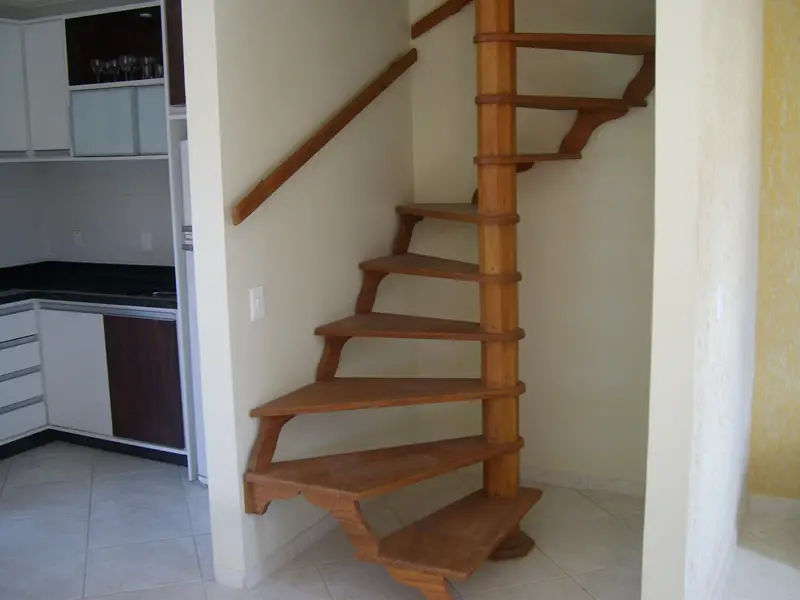 escada-caracol-de-madeira-12