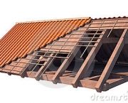 estrutura-de-telhado-da-casa-sob-construção-no-branco-15385151