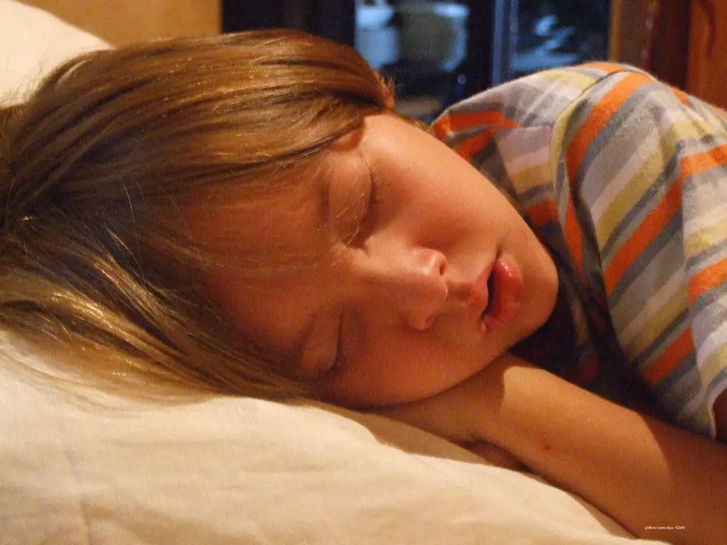 Crianças de 9 Anos Dormindo no Colchão 