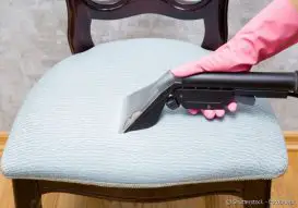 Limpando o Estofado da Cadeira