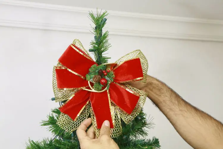 Árvore de Natal com Laço – Fitas e Enfeites | Imóveis Cultura Mix
