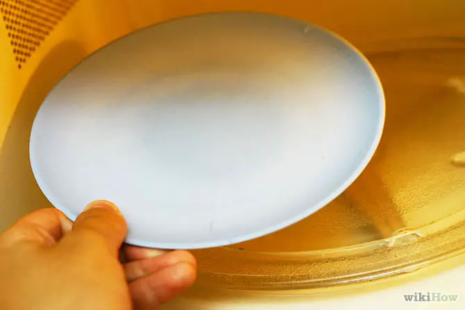 Можно ставить тарелку в духовку. Как установить тарелку в микроволновке. Как установить тарелку в микроволновку. На что ставится тарелка в микроволновке. Перевернуты ли тарелки.